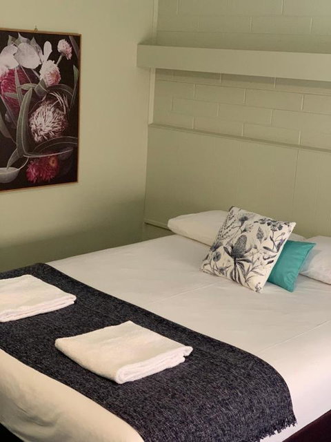 Finley Country Club Hotel Motel - Sunshine Coast Tourism 2