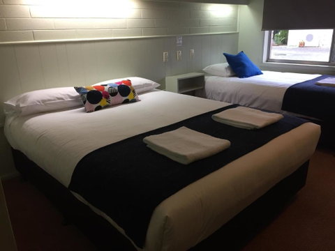 Finley Country Club Hotel Motel - Sunshine Coast Tourism 1