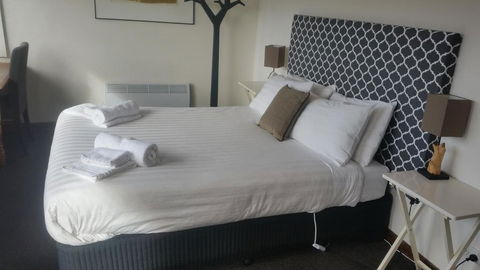 Fish Creek Hotel - Sunshine Coast Tourism 4