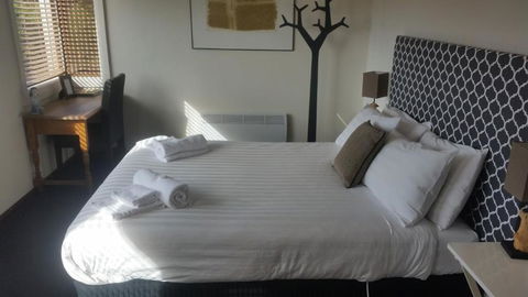 Fish Creek Hotel - Sunshine Coast Tourism 3
