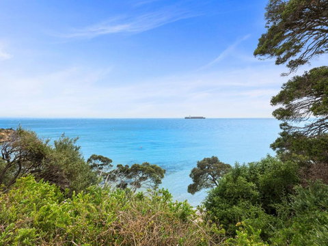 Fishermans Beach Cliff Top - Holiday Sunshine Coast 0