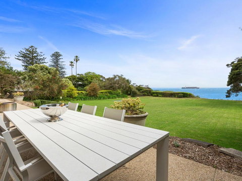 Fishermans Beach Cliff Top - Holiday Sunshine Coast 2