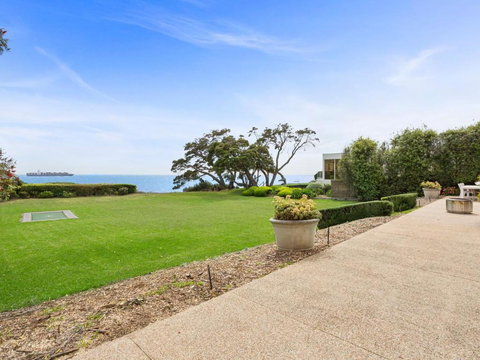Fishermans Beach Cliff Top - Holiday Sunshine Coast 1