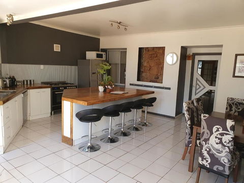 Fossickers Den Dugout Accommodation - Holiday Sunshine Coast 3