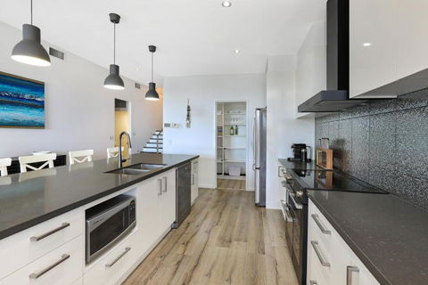 GEORGE8- THE ULTIMATE, FAMILY BEACH HOUSE! - Holiday Sunshine Coast 4