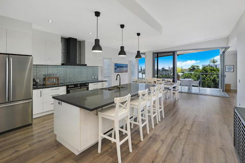 GEORGE8- THE ULTIMATE, FAMILY BEACH HOUSE! - Holiday Sunshine Coast 1
