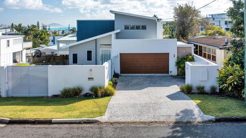 GEORGE8- THE ULTIMATE, FAMILY BEACH HOUSE! - Holiday Sunshine Coast 0
