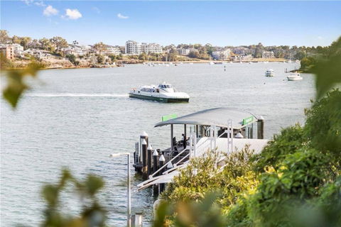 GLAD1 - Monash Rd - Gladesville - Holiday Sunshine Coast 3