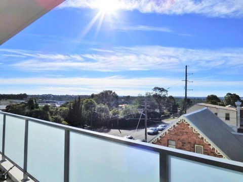 GLAD1 - Monash Rd - Gladesville - Holiday Sunshine Coast 4