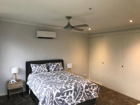 Glenelg BEACH & Park Views -wifi Parking - Holiday Sunshine Coast 1