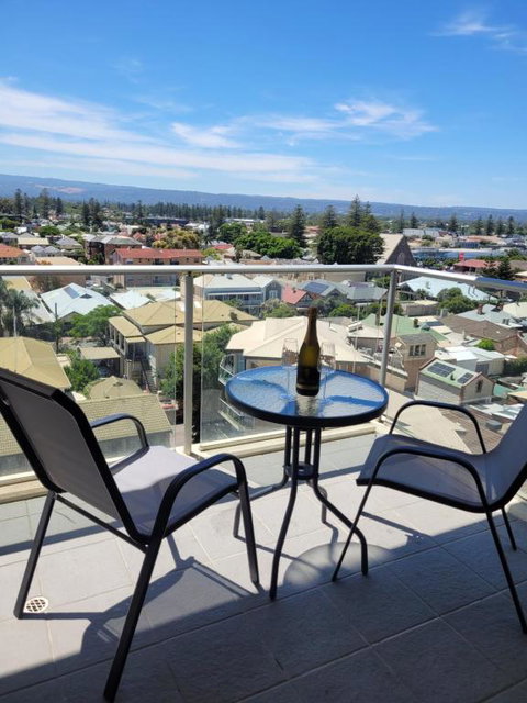 GlenelgApt - Holiday Sunshine Coast 1