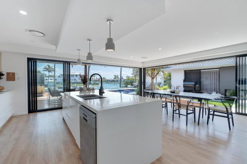 Gold Coast Luxury 4-BR Retreat - Holiday Sunshine Coast 2