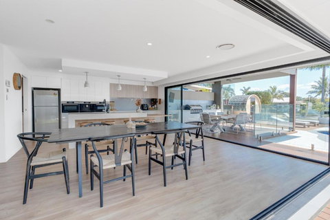 Gold Coast Luxury 4-BR Retreat - Holiday Sunshine Coast 1