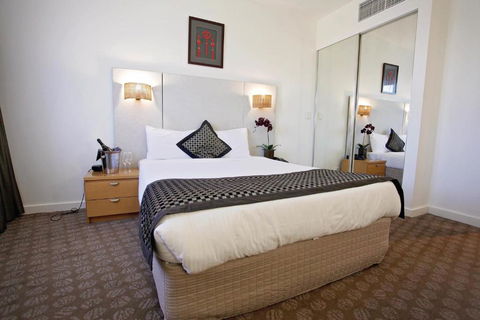 Golden Pebble Hotel - Sunshine Coast Tourism 1