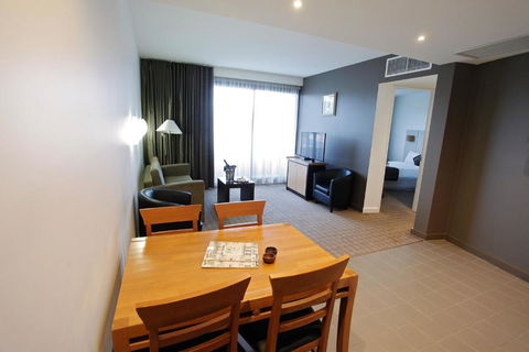 Golden Pebble Hotel - Sunshine Coast Tourism 3