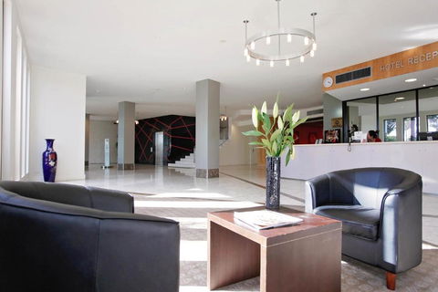 Golden Pebble Hotel - Sunshine Coast Tourism 4