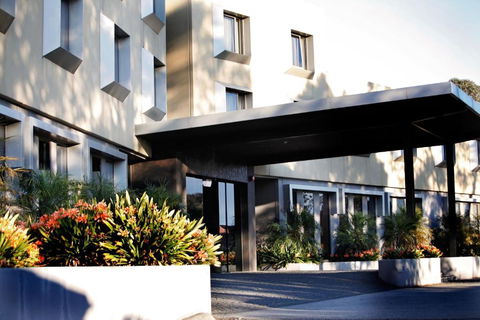 Golden Pebble Hotel - Sunshine Coast Tourism 0