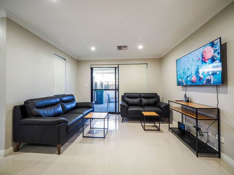 Gorgeous Family House Near Shops - Sunshine Coast Tourism 1