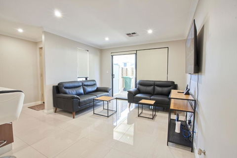 Gorgeous Family House Near Shops - Sunshine Coast Tourism 3