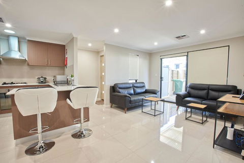 Gorgeous Family House Near Shops - Sunshine Coast Tourism 0