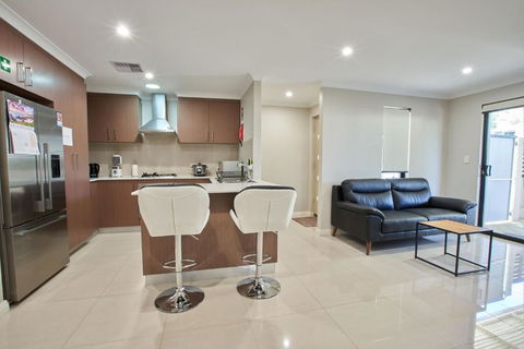 Gorgeous Family House Near Shops - Sunshine Coast Tourism 2
