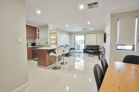 Gorgeous Family House Near Shops - Sunshine Coast Tourism 4