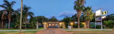 Golden Peak Motel PeakHill - Holiday Sunshine Coast 4