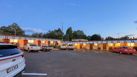 Golden Peak Motel PeakHill - Holiday Sunshine Coast 2