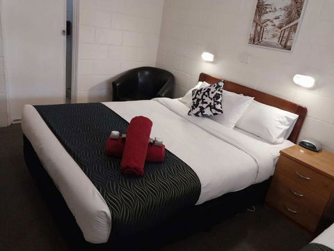 Golden Peak Motel PeakHill - Holiday Sunshine Coast 0