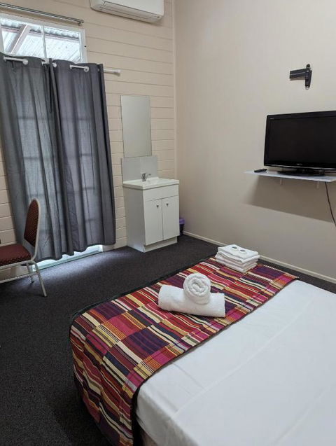 GRAND CENTRAL HOTEL PROSERPINE - Holiday Sunshine Coast 3