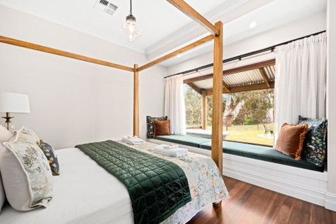 Grandview Accommodation - Hideaway Huts - Sunshine Coast Tourism 1