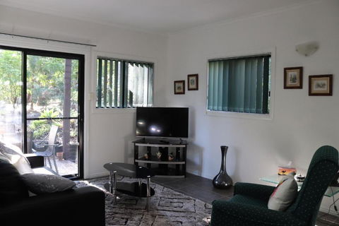 GREEN TREES CHALET Australia Zoo Close By - Holiday Sunshine Coast 3