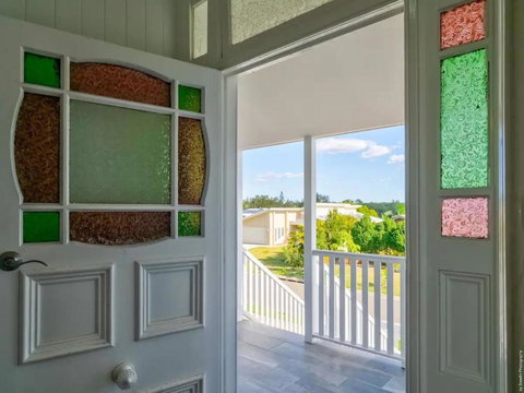 Hamptons House - Holiday Sunshine Coast 1