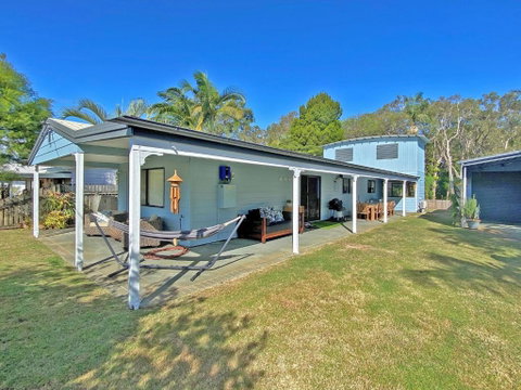 HAPPY DAZE - Sunshine Coast Tourism 0