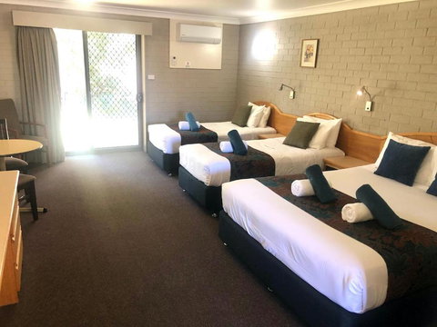 Hilltops Retreat Motor Inn - Holiday Sunshine Coast 2
