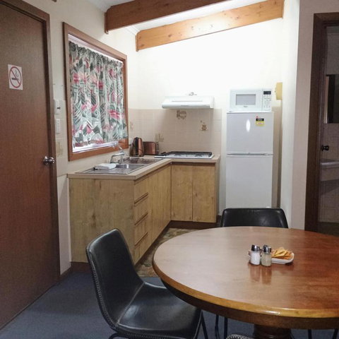 Hawker Holiday Cabins - Holiday Sunshine Coast 0