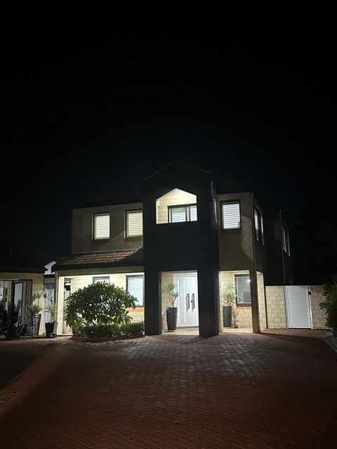 Hillarys Sea-View Panoramic Living - Holiday Sunshine Coast 1