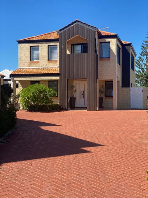 Hillarys Sea-View Panoramic Living - Holiday Sunshine Coast 0