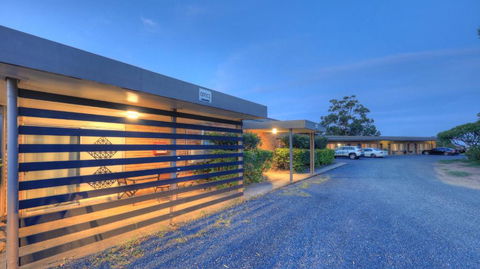 Hilldrop Motor Inn - Sunshine Coast Tourism 2