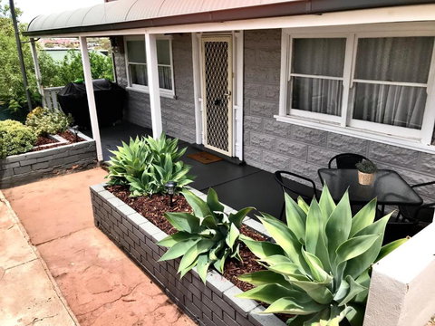 HILLSIDE HAVEN CHARMING C1920 COTTAGE Pet Friendly Sleeps 1 - 6 - Sunshine Coast Tourism 1