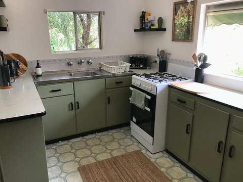 HILLSIDE HAVEN CHARMING C1920 COTTAGE Pet Friendly Sleeps 1 - 6 - Sunshine Coast Tourism 3