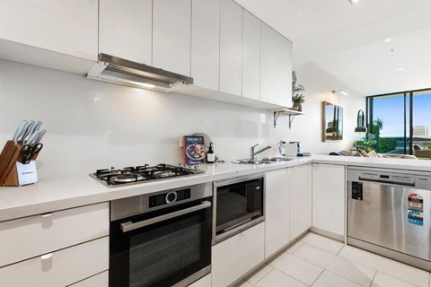 Impeccably Chic 2-Bed With Views & Fab Amenities - Holiday Sunshine Coast 3