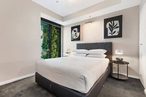 Impeccably Chic 2-Bed With Views & Fab Amenities - Holiday Sunshine Coast 2