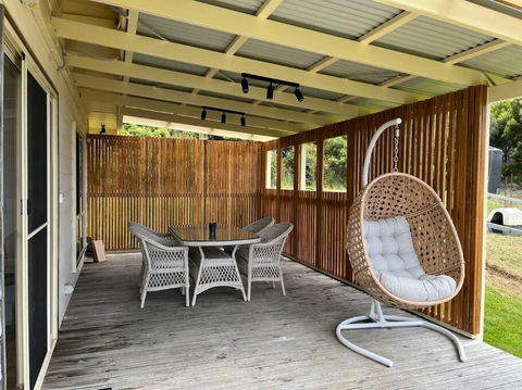 Impression Bay Lodge - Waterfront Property - Sunshine Coast Tourism 1
