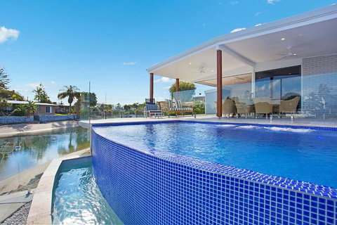 INCREDIBLE VALUE - Perfect For Large Families - Holiday Sunshine Coast 0