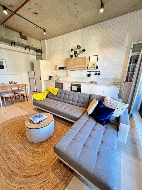 Industrial Yet Modern, 1bd 1bth Apt - Woden - Holiday Sunshine Coast 1