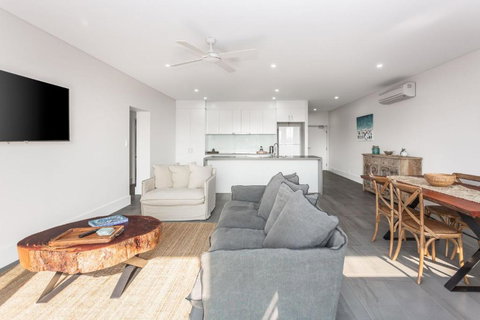 Ishtar Apartment 10- Water Views - Holiday Sunshine Coast 2