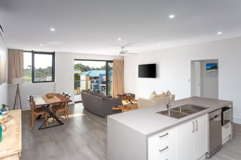 Ishtar Apartment 10- Water Views - Holiday Sunshine Coast 3