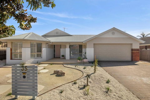 Island Beach Retreat - Holiday Sunshine Coast 0