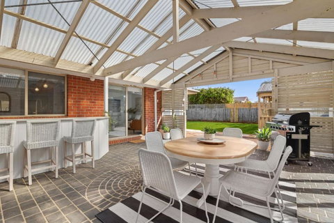 Island Beach Retreat - Holiday Sunshine Coast 1